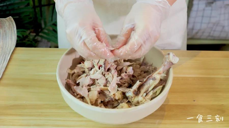 沥干鸡腿，手撕成丝