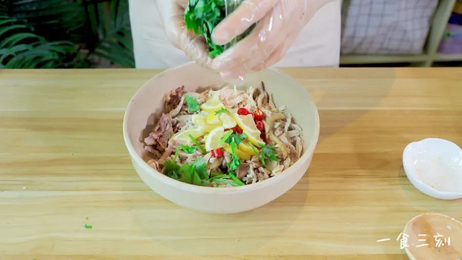 往鸡腿中放入沙姜、香菜、柠檬、小米辣、麻油、花椒油、酱油、料酒、芝麻