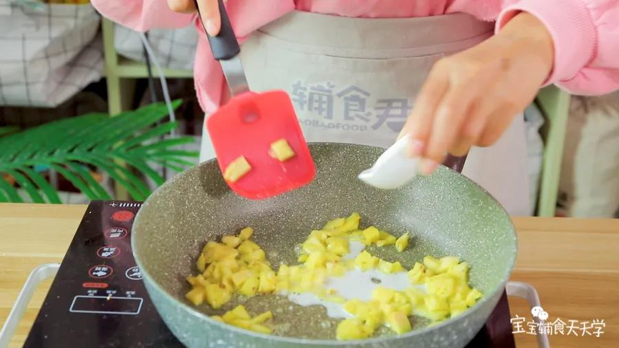 玉米淀粉加入清水调成淀粉水，倒入锅中，翻炒至收汁