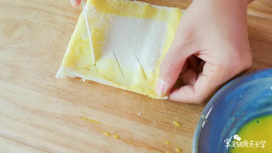 用蛋液涂抹吐司片4边，并用刀割三道杠在一边