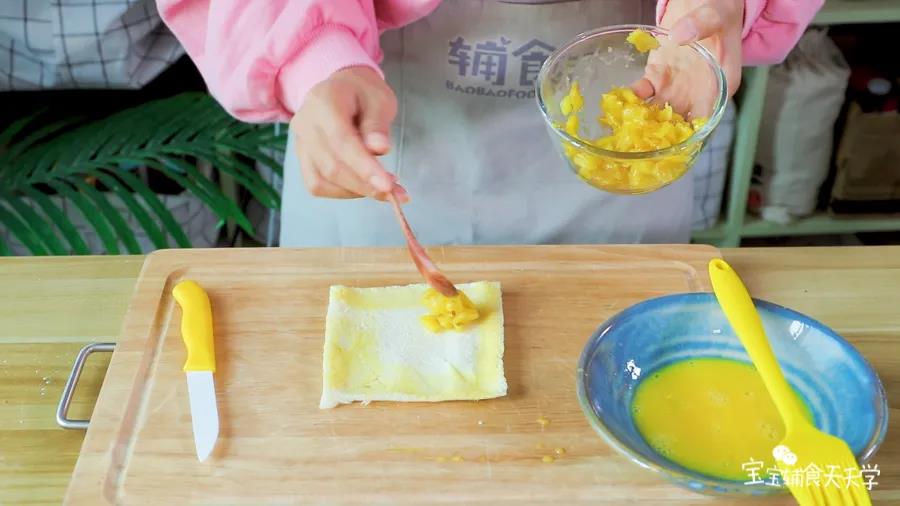 在一边铺上菠萝馅