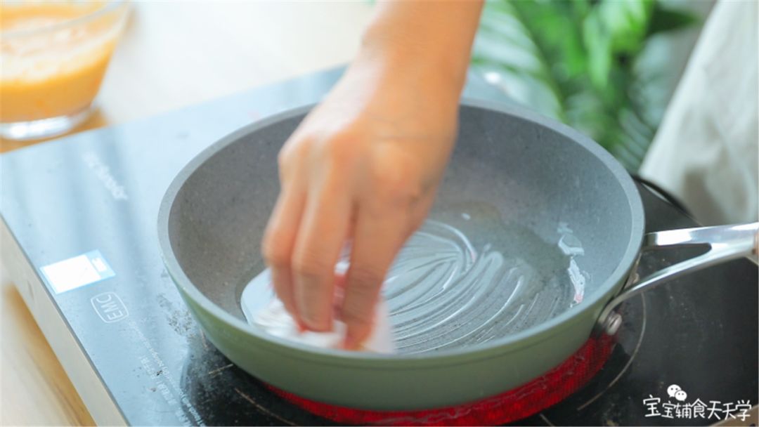 锅里涂薄薄一层油，小火热锅