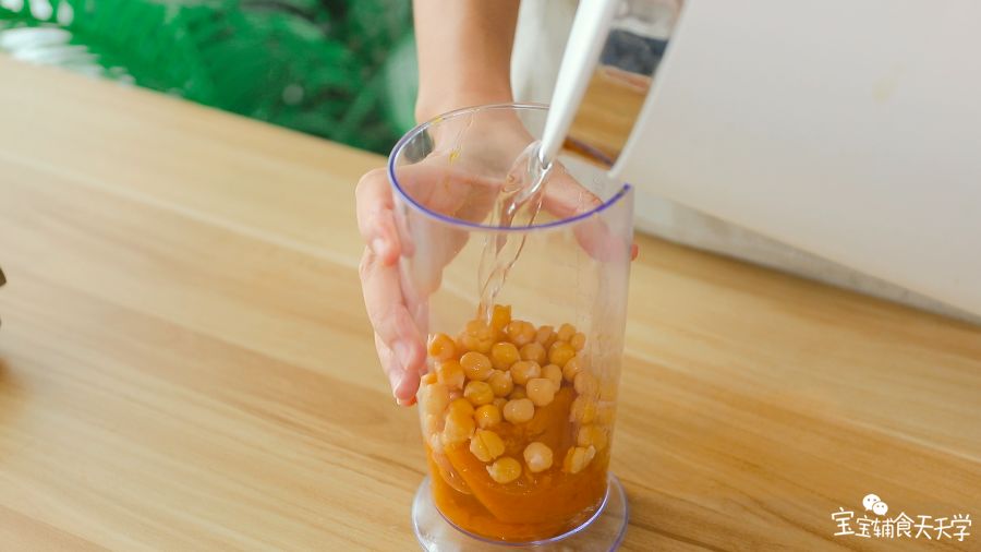 鹰嘴豆、南瓜放入搅拌机里，加入清水