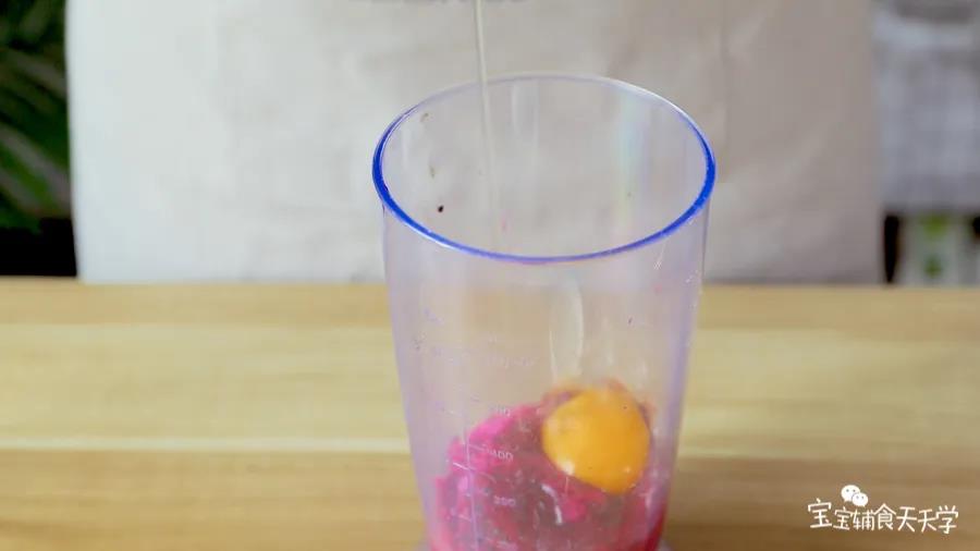 红心火龙果加入鸡蛋