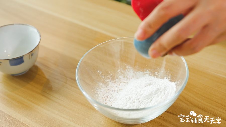 糯米粉与20g藕粉、糖粉混合