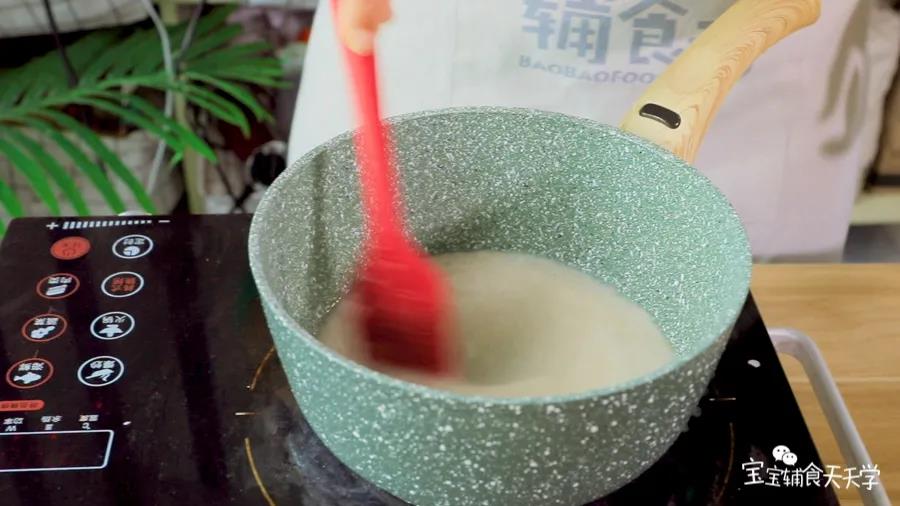 雪梨泥倒入小锅里，加入冰糖，小火加热至冰糖融化