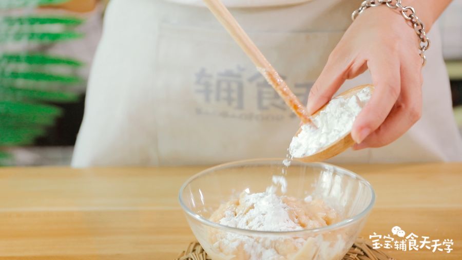 第3步：倒出肉泥，倒入玉米淀粉