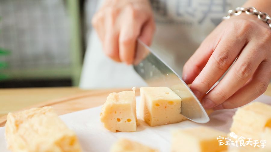 第7步：烤好的鱼豆腐取出脱模切块