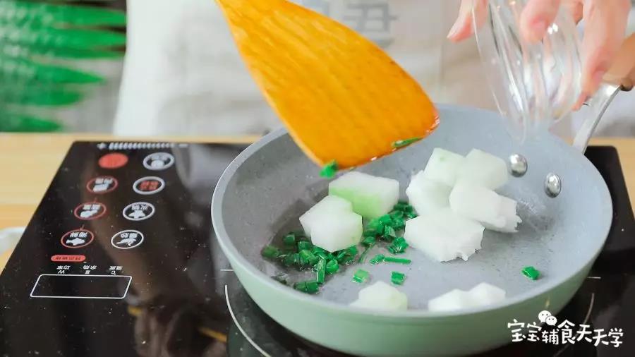 第9步：倒油热锅，倒入葱花和冬瓜块翻炒