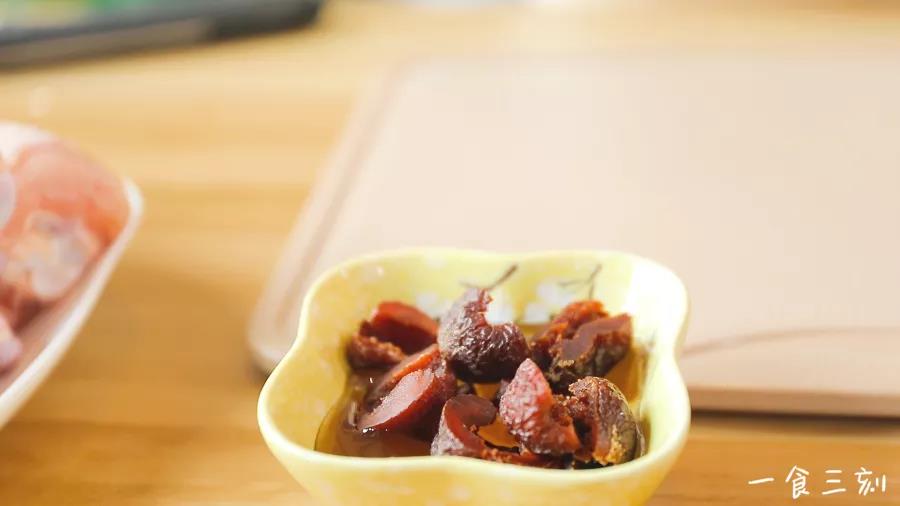 空心山楂对半切开，倒入蜂蜜腌制一下