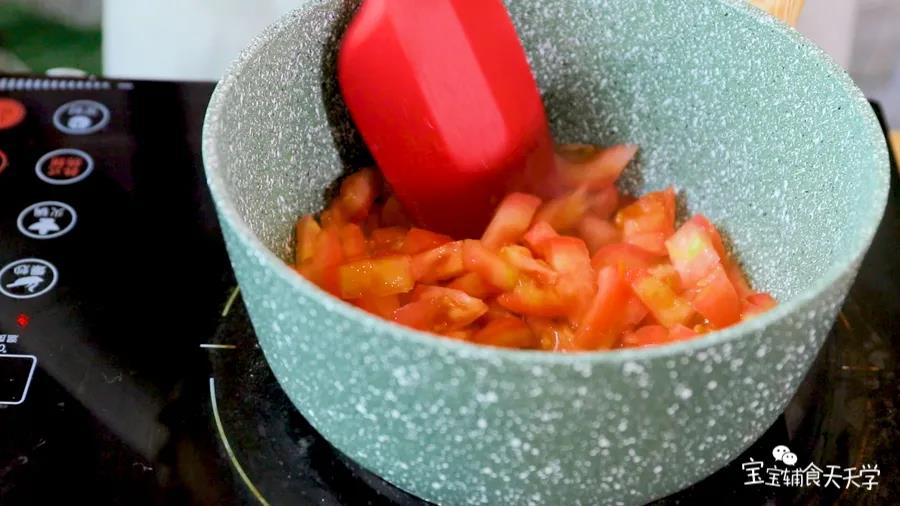 锅里倒油，小火加热，倒入番茄翻炒出汁