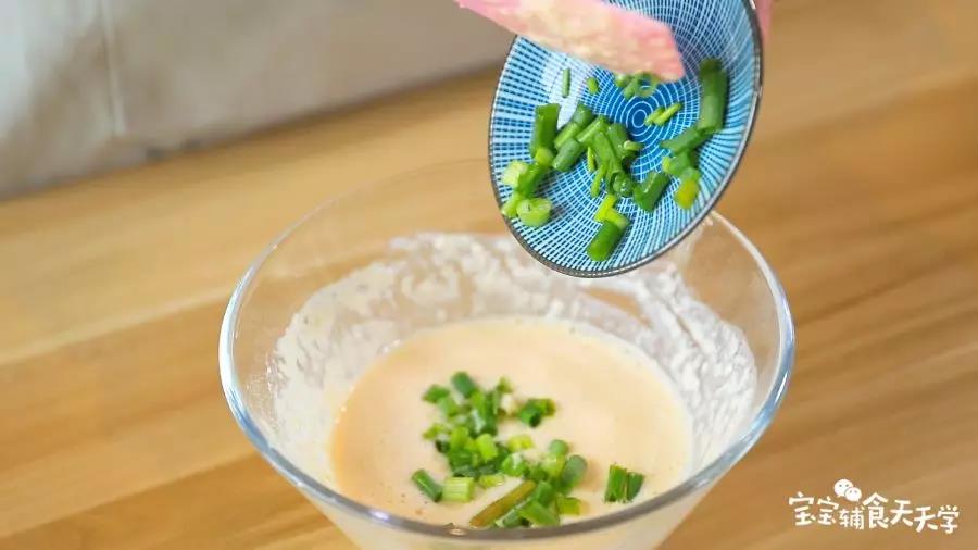 倒入葱花搅拌均匀