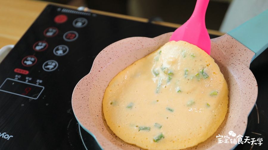 待底部干燥后翻面再煎香另一面即可