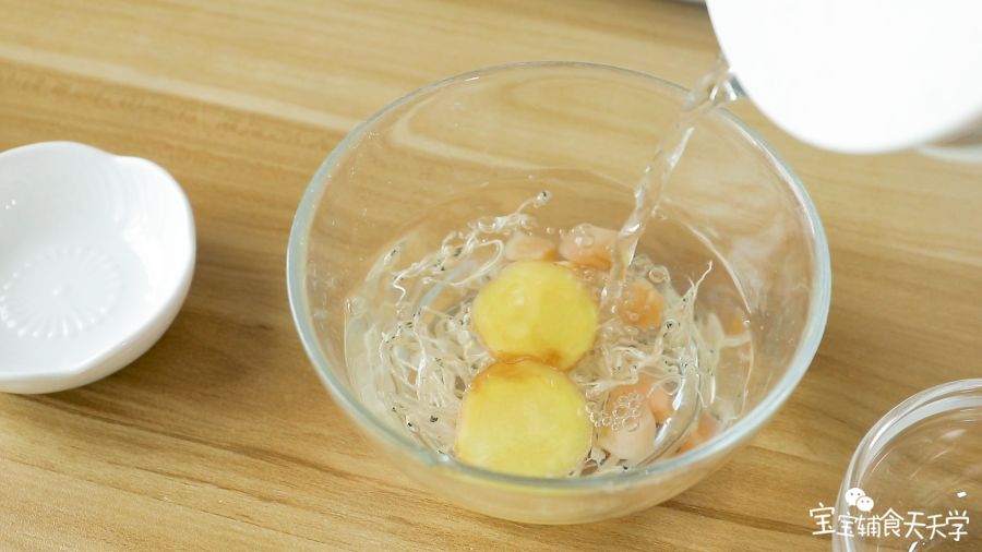 干贝、银鱼放入姜片提前浸泡一下