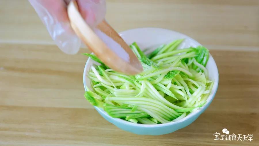 加入盐腌出水分，洗净沥干