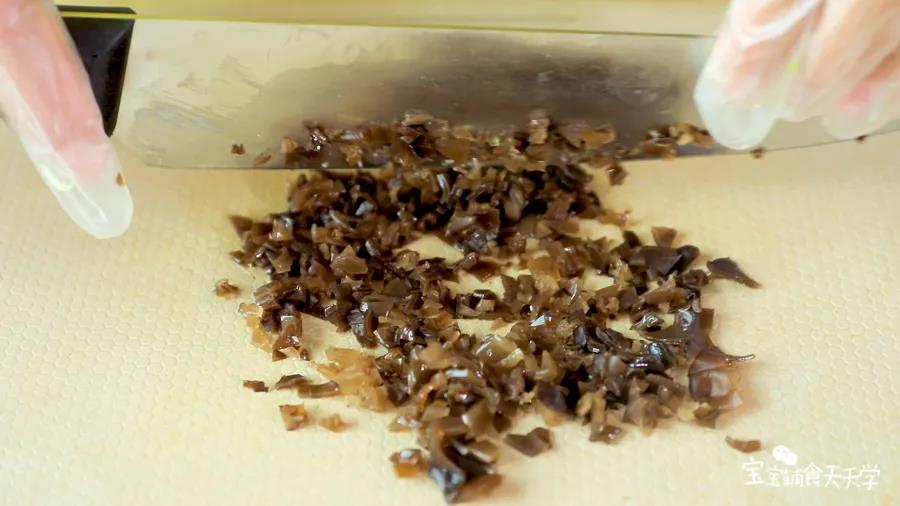 洋葱切小丁，木耳切小丁