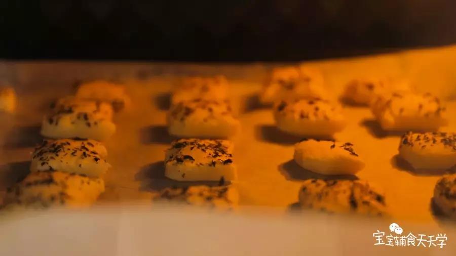 放入烤箱，180度烤30分钟即可