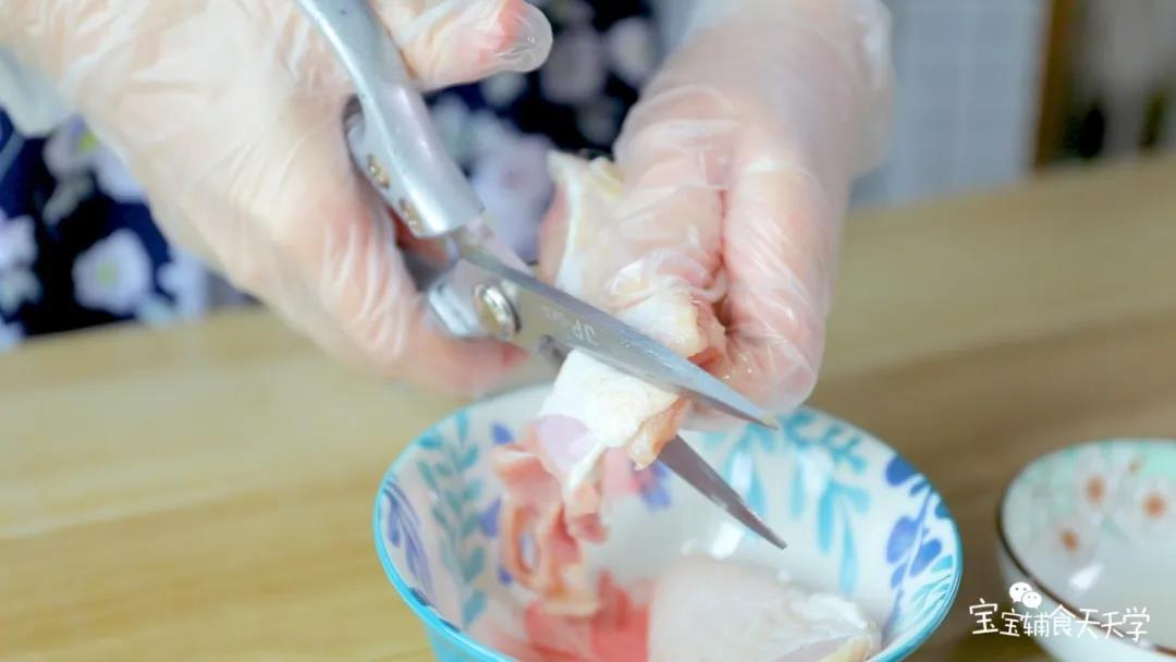 把鸡腿洗净，用厨房剪刀把它剪成适合宝宝的大小