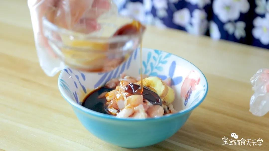 加入姜片、蚝油、少许酱油腌制鸡肉，20分钟以上