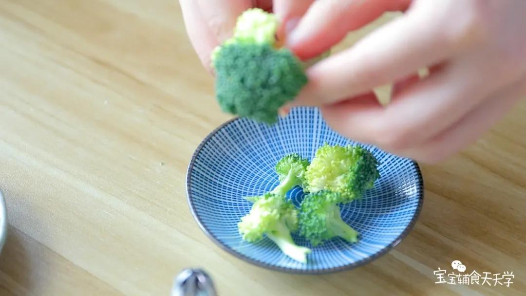 西兰花掰成小朵