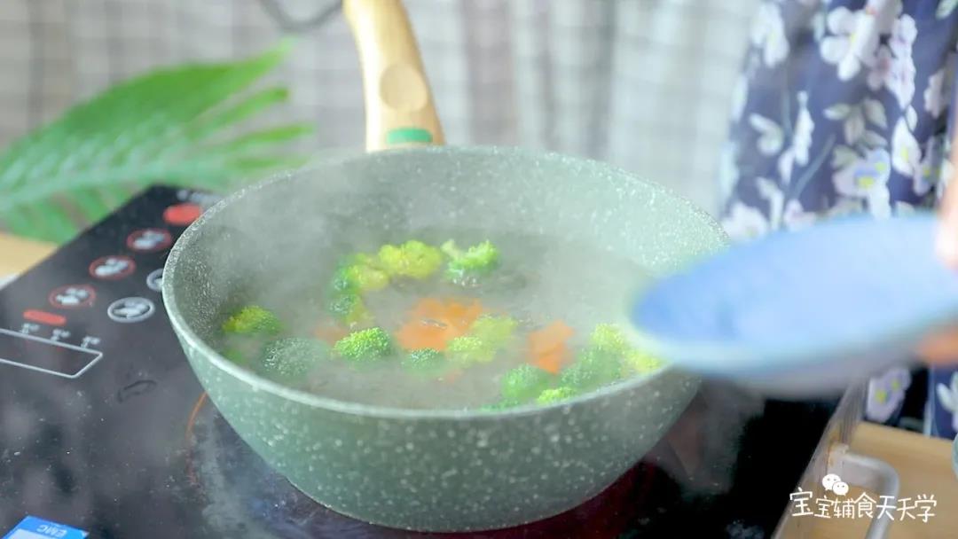 水开把胡萝卜、西兰花烫熟，捞出备用