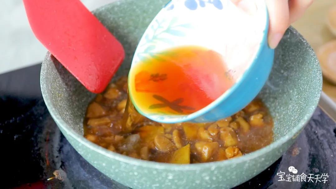 用酱油加适量的水混合成汁，倒入鸡腿中