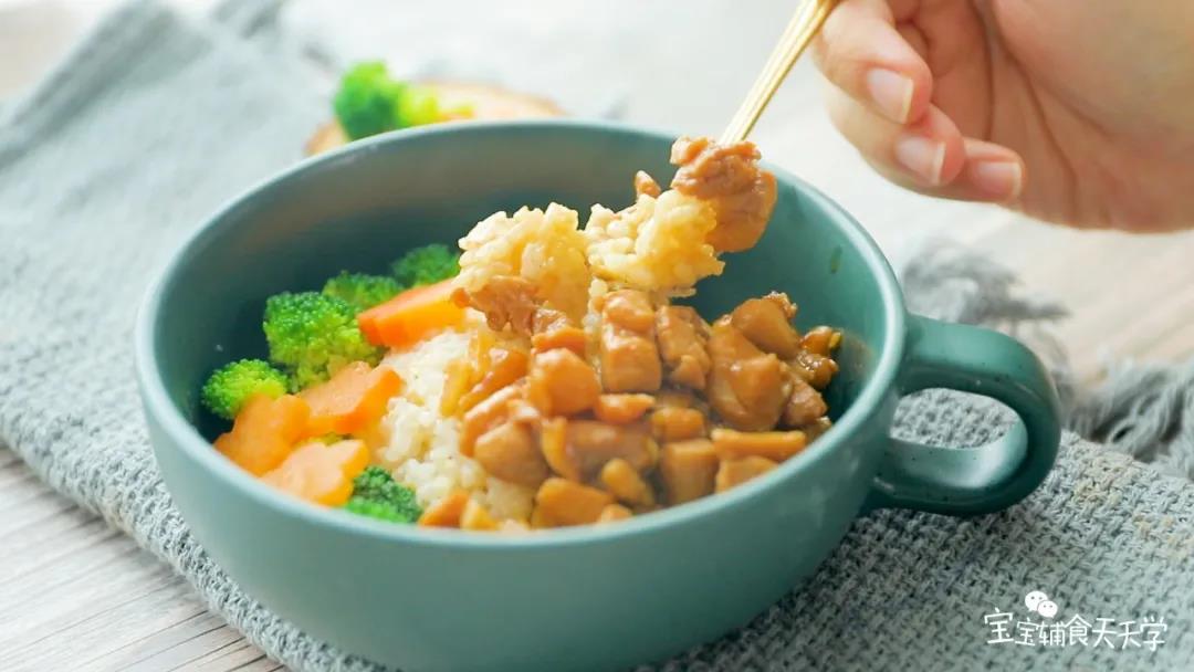 装好米饭，淋上鸡腿肉和汁，摆上煮熟的蔬菜即可