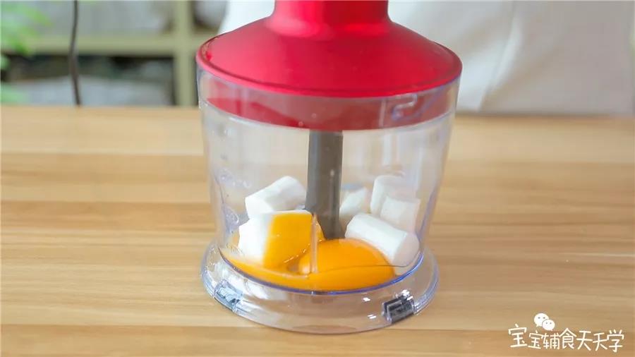 第2步：山药和蛋黄倒入搅拌机