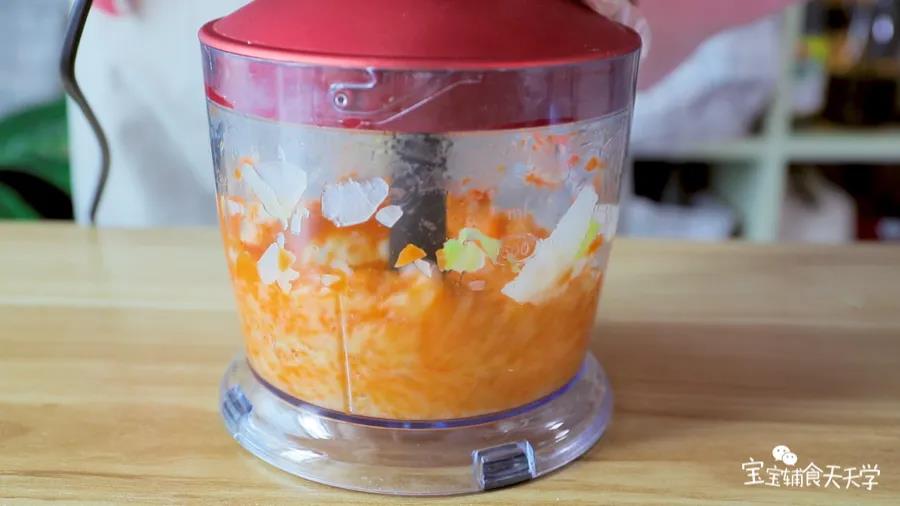 第4步：煮熟的胡萝卜、大白菜、山药放入搅拌机搅拌一下