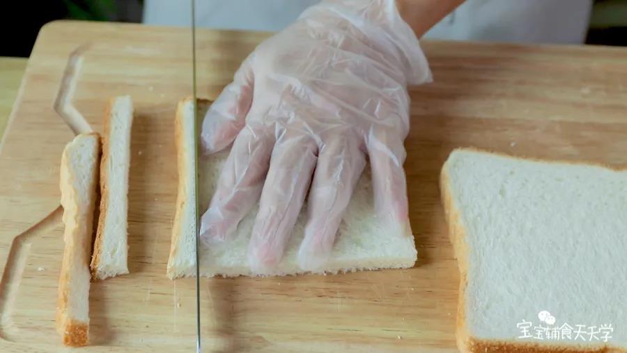 面包片去掉边皮（不介意的也可以不去），涂点蛋液