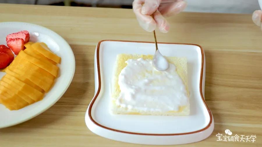 面包上涂上酸奶