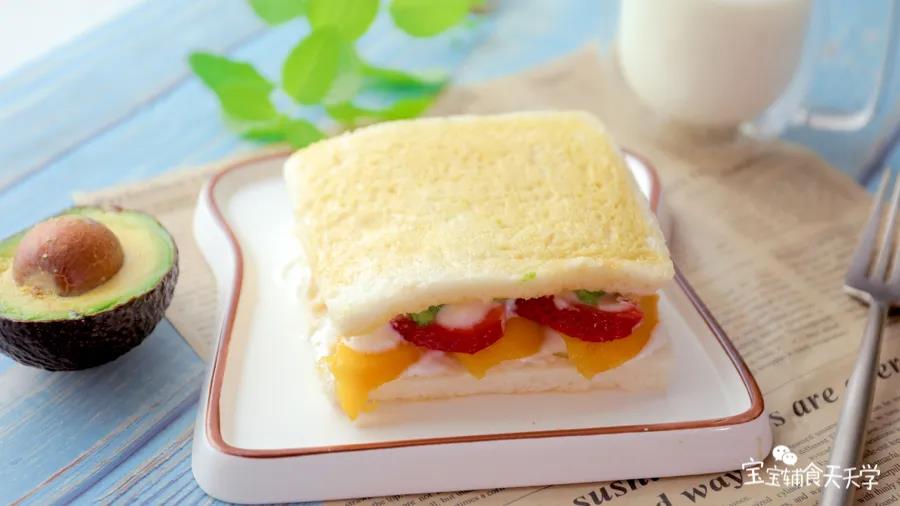 盖上另一片吐司，看！是不是超级像个蛋糕