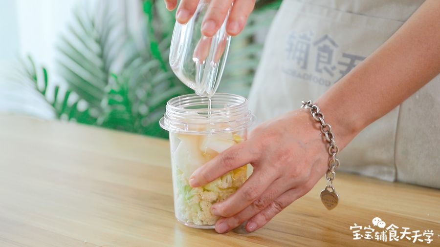 菜花、鳕鱼、蛋清倒入搅拌机