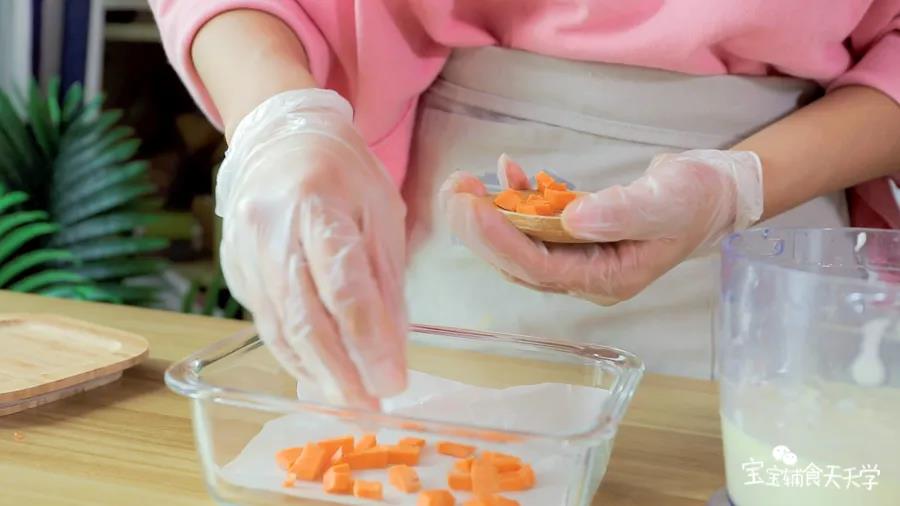 玻璃容器底部铺上油纸，底部撒上红薯粒