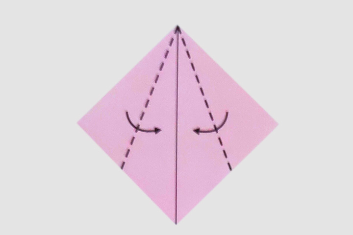 步骤2：沿两边虚线向内折叠。