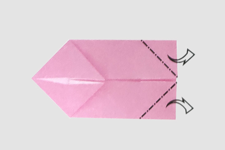 步骤5：另一边沿虚线朝箭头方向拉起，压平。