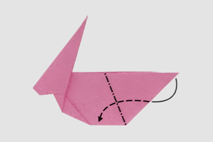 步骤11：沿虚线向内翻折，拉出前腿。