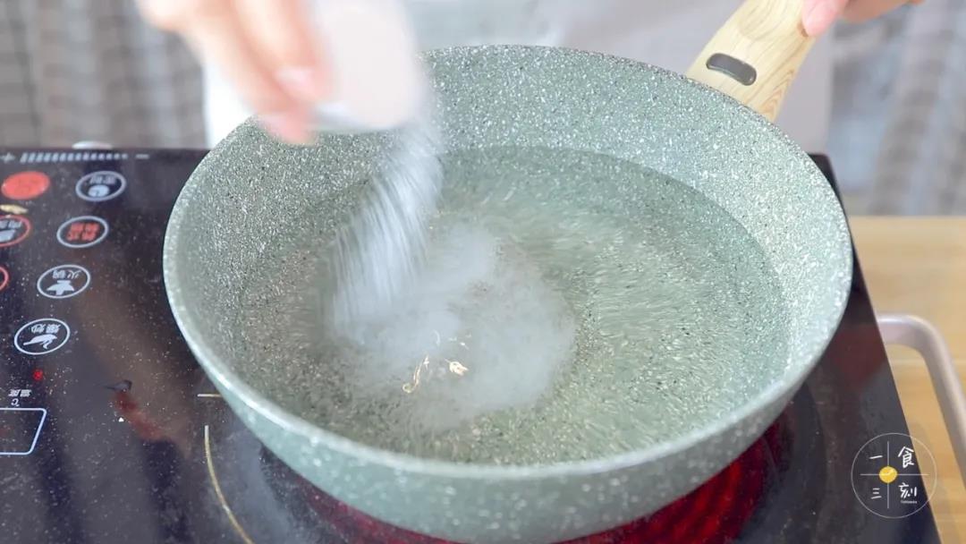 准备一口锅，倒入清水、砂糖煮开