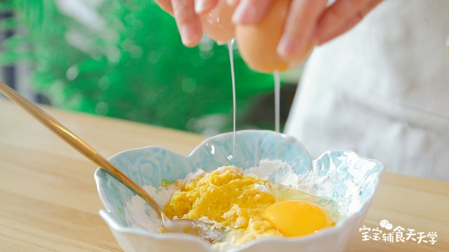 第5步：打入一个鸡蛋