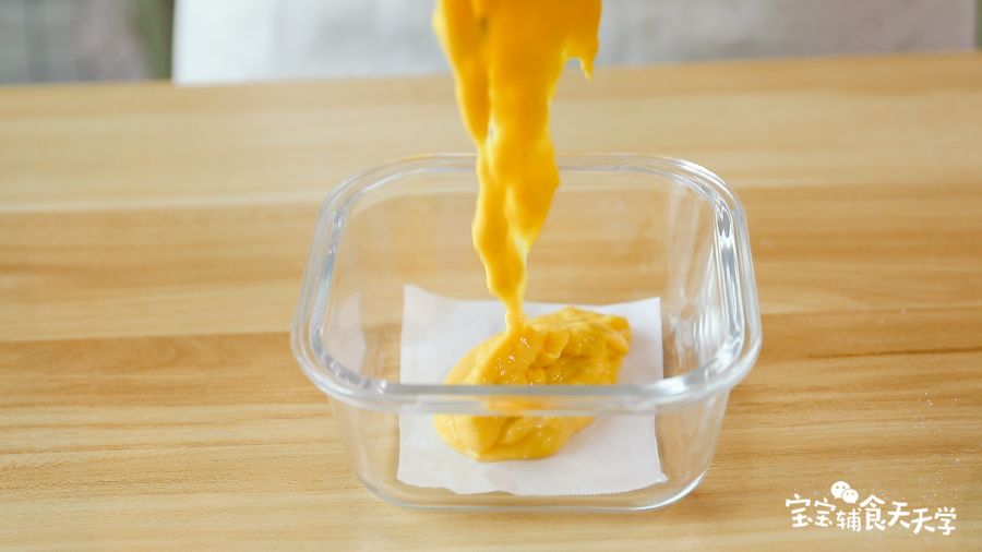 第7步：玻璃盒里垫上油纸，倒入面糊