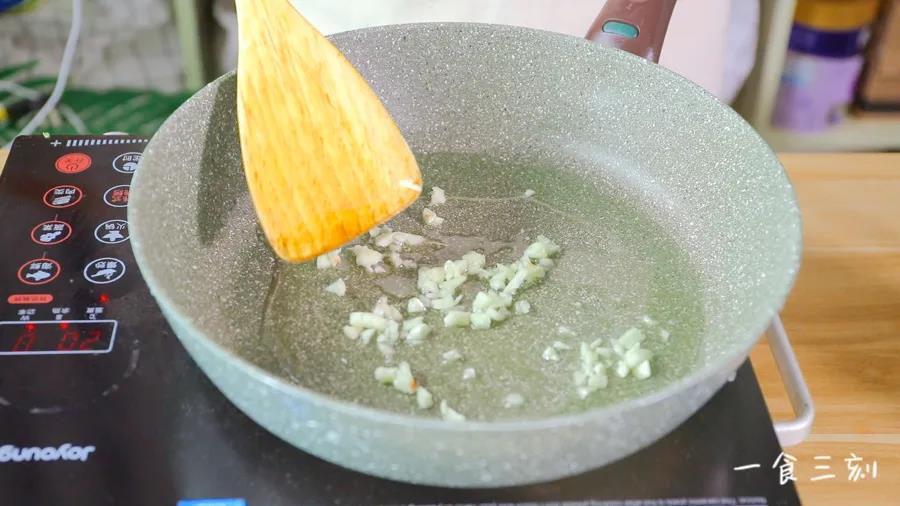 热锅倒油，放入蒜末炒香