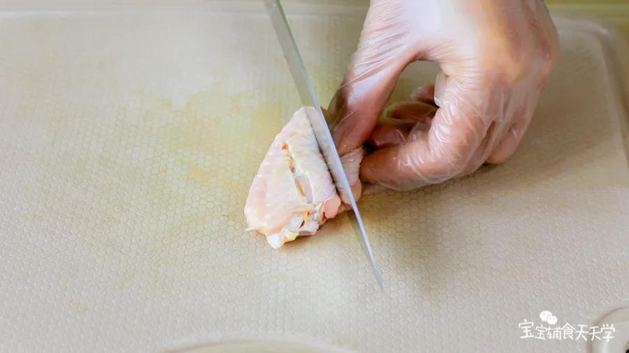 鸡翅洗干净，背面划刀