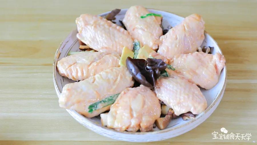 再铺上鸡翅，腌鸡的酱汁也一同倒进碟中