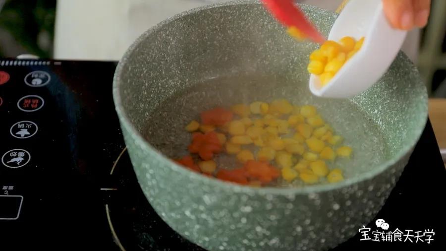 煮开一锅水，倒入剩下的玉米粒、胡萝卜粒作为汤底