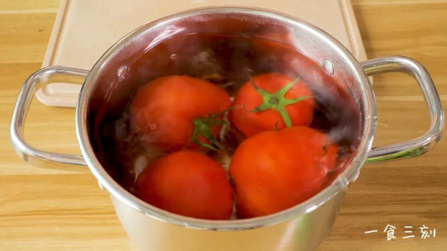 蕃茄洗净，底部切十字，放入开水中浸泡一会，然后撕去表皮