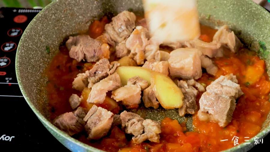 加入牛腩继续翻炒几下