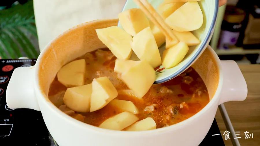 加入土豆块、番茄块，加盖大火烧开后转小火慢炖半小时