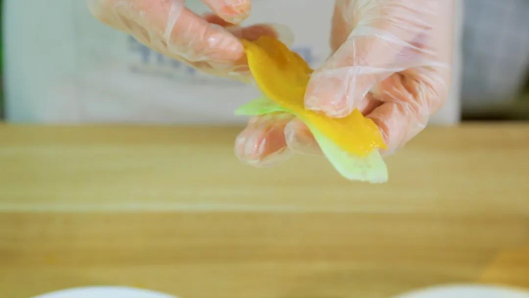 一片青瓜片，叠上一片芒果片