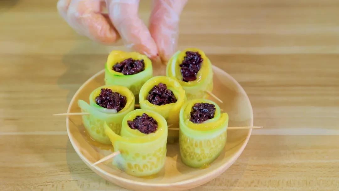 卷起，借用牙签串起定型一会，然后把牙签抽走