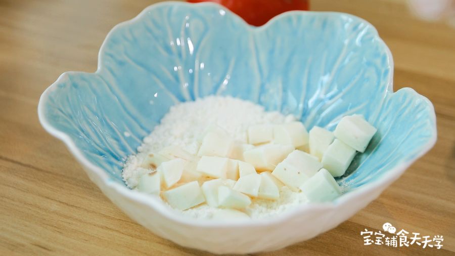 山药粒放入面粉中滚一圈